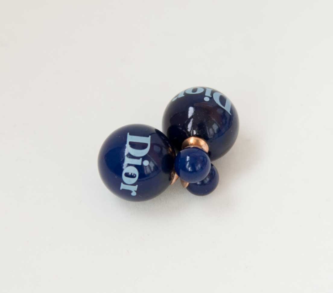 Серьги шарики с надписью Dior (темно-синие)