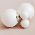 Серьги шарики в стиле Dior белые матовые